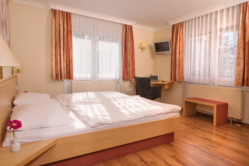 Hotel Heuboden Umkirch Exterior photo